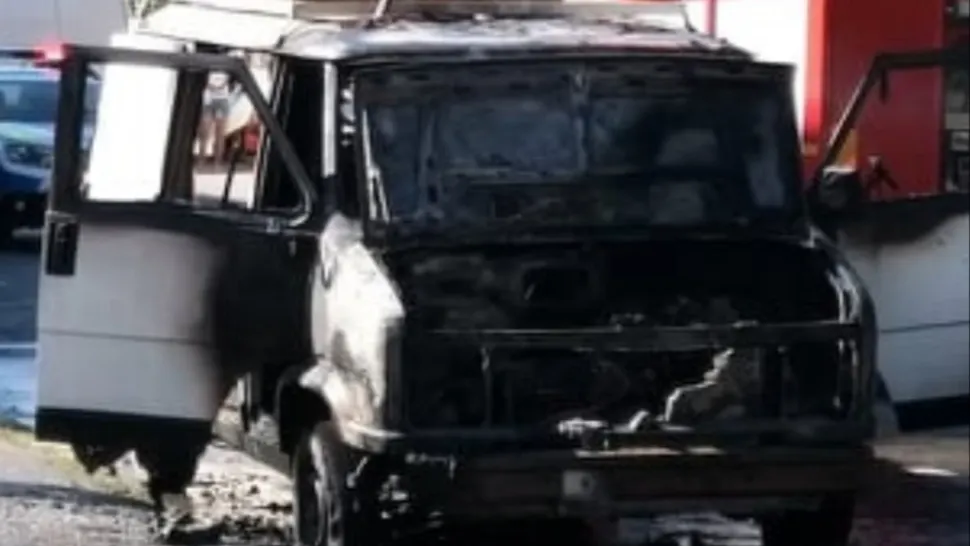 Incendiu puternic pe o stradă din Târgu Jiu. O mașină a luat foc în mers