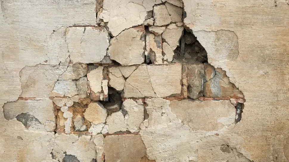 A început să-şi renoveze casa. Când a dărâmat un perete, a îngheţat! Ce era în spatele acestuia - FOTO