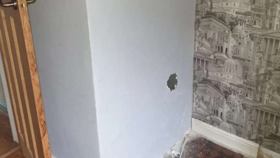 FOTO | Descoperire înfiorătoare făcută de un bărbat în peretele casei recent cumpărate