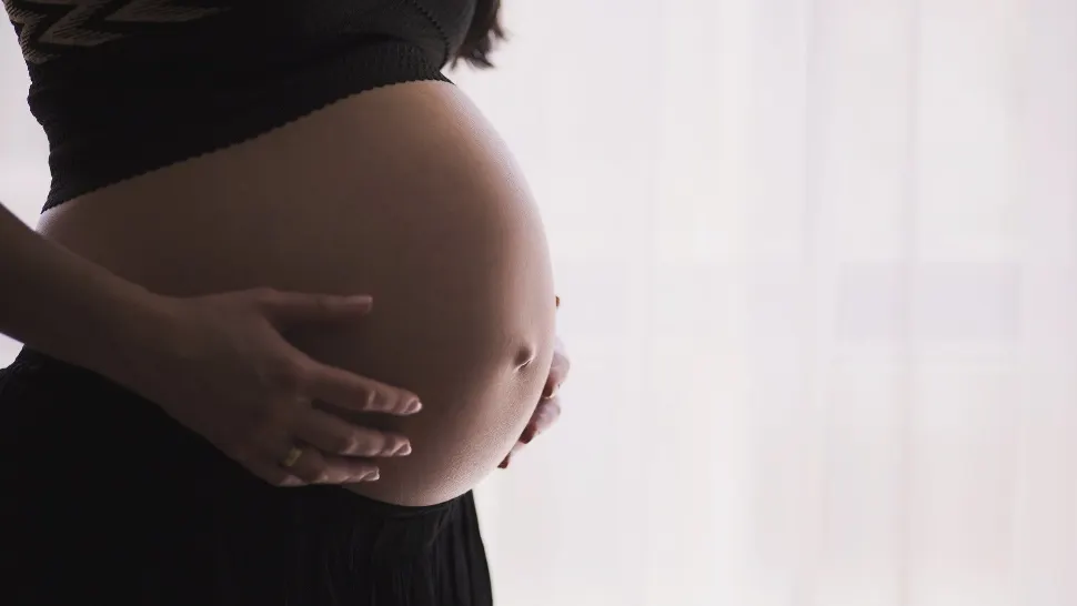 O femeie cu Covid a pierdut sarcina după ce medicii au pus-o să aştepte ore în șir într-o parcare