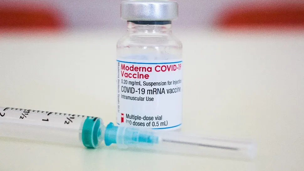  3.000 de angajaţi din centrele sanitare din Franţa, SUSPENDAȚI în prima zi în care vaccinarea a devenit OBLIGATORIE