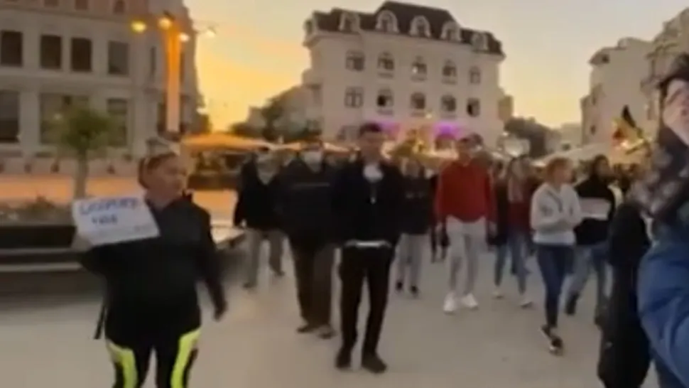 VIDEO Proteste față de certificatul COVID la Constanța, cu sute de oameni și artificii