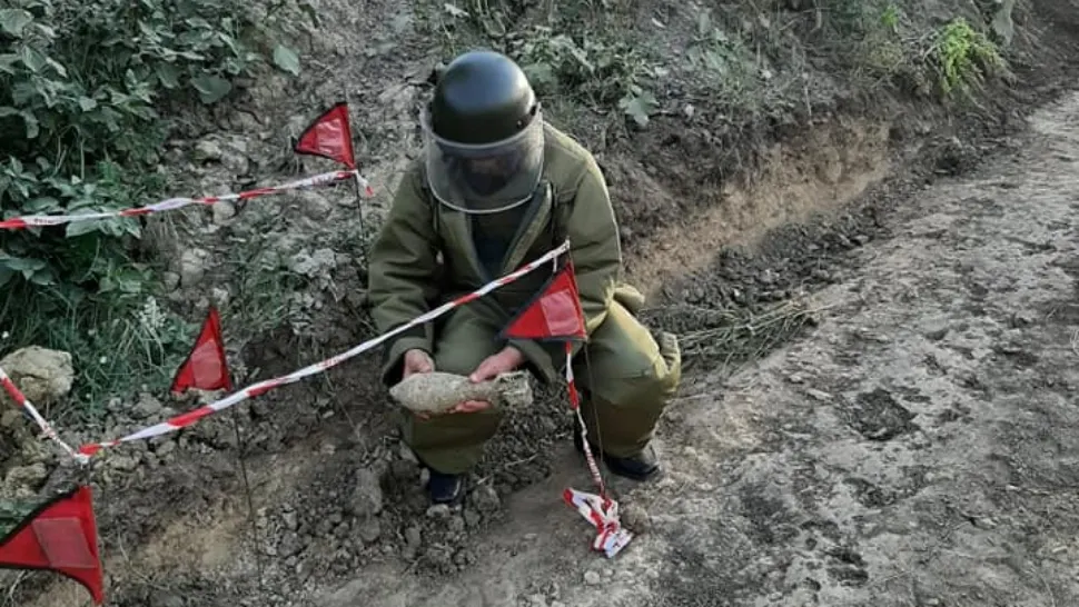 FOTO | Bombă găsită de niște muncitori pe marginea drumului. Pirotehniștii spun că putea exploda în orice moment