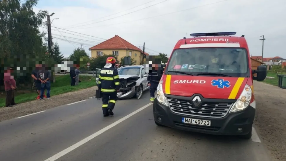 FOTO | Accident cumplit, în Satu Mare: 4 victime, dintre care una încarcerată, în urma unui impact violent