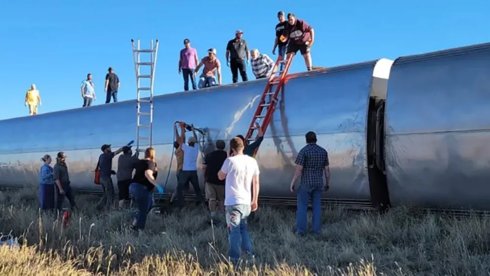 FOTO + VIDEO | Cel puţin 3 morţi şi mai mulţi răniţi după ce un tren a deraiat în SUA