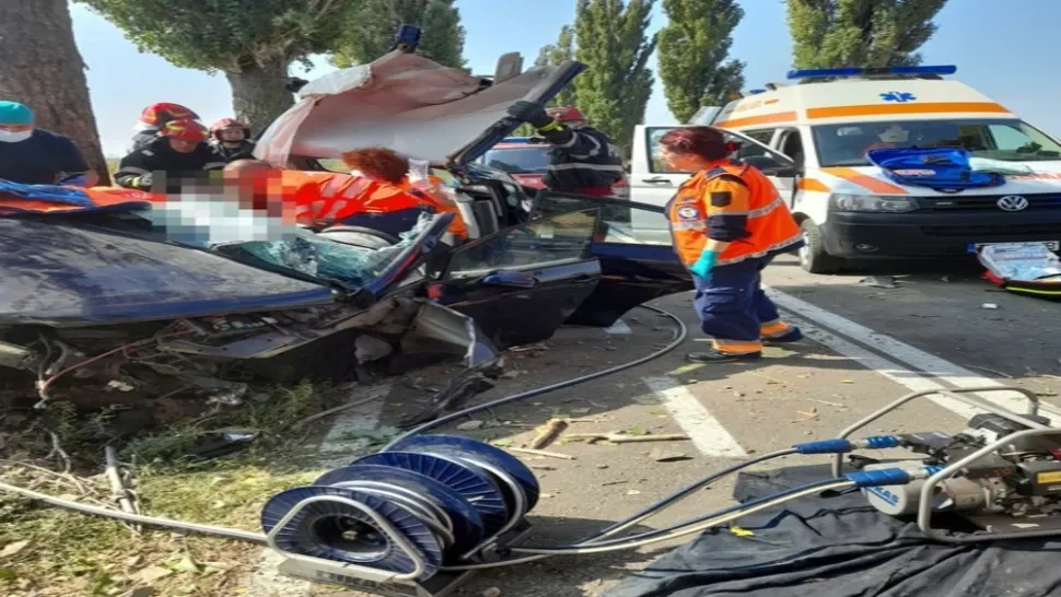 FOTO| Accident grav, în Tulcea. 2 victime, după ce mașina s-a izbit de un copac