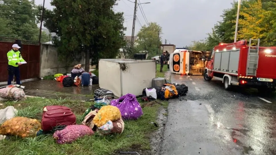 Accident grav, în Arad: impact nimicitor între un autoturism și un microbuz plin cu pasageri. Plan roșu de intervenție - mai multe victime