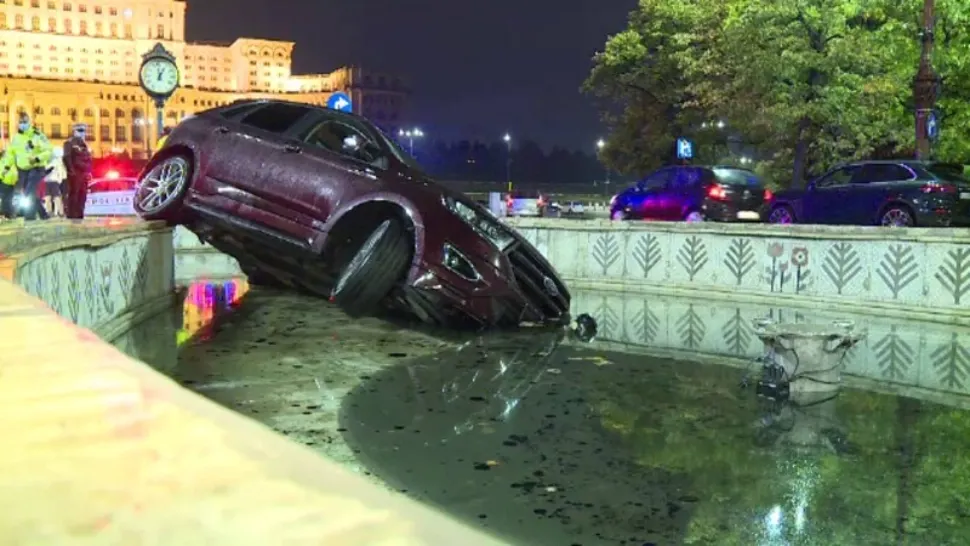 FOTO | Accident în Capitală! Un tânăr a pierdut controlul volanului și a plonjat cu mașina în fântâna arteziană din fața Parlamentului