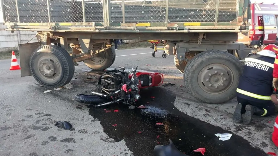1 mort şi 2 răniţi după ce o motocicletă s-a izbit violent de remorca unui tractor, în Suceava