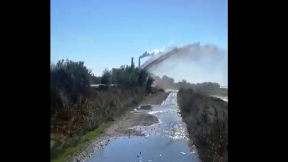 Conducta de apă uzată a Craiovei, spartă. Zeci de hectare de teren, inundate