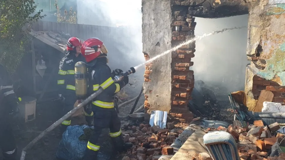 VIDEO | Incendiu puternic în Galați: Casă cuprinsă de flăcări – Au intervenit pompierii