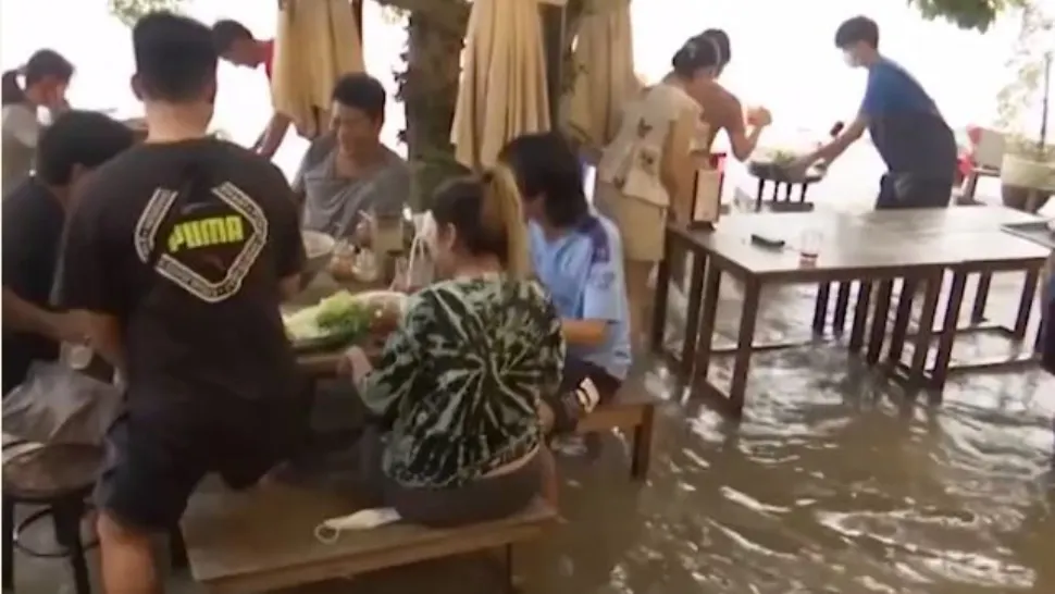 VIDEO | Afacerea care sfidează pandemia și inundațiile. Restaurantul face valuri și la propriu și la figurat