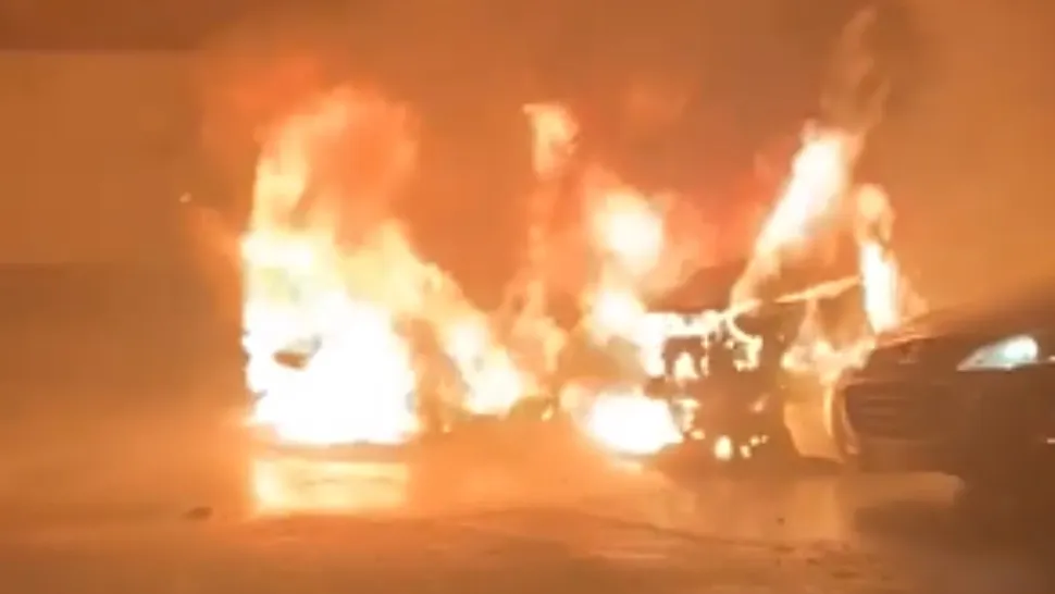 VIDEO Incendiu violent într-un cartier din Galați, au ars mai multe autoturisme. Prima ipoteză, reglare de conturi