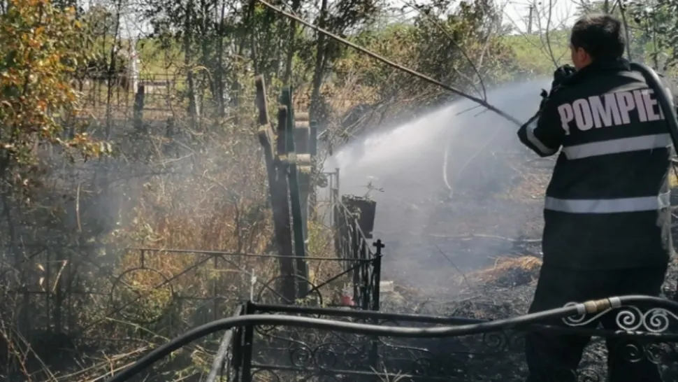 Incendiu violent în cimitir, coroanele au luat foc