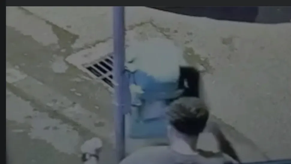 VIDEO A transformat un coș de gunoi în sac de box, apoi le-a arătat polițiștilor semne obscene