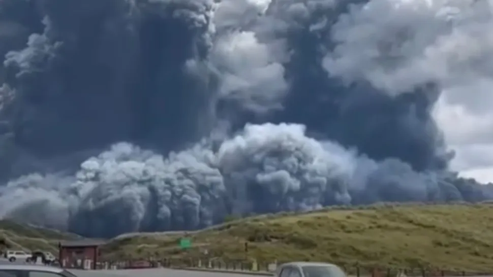 VIDEO Erupție VIOLENTĂ a vulcanului de pe muntele Aso, unul dintre cei mai mari vulcani din lume. Imagini APOCALIPTICE