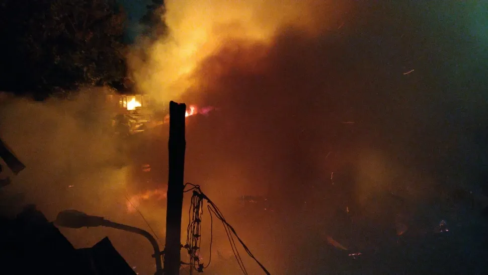 FOTO + VIDEO | Incendiu de amploare la un mall din Sectorul 3 al Capitalei. Case mistuite de flăcări - Trafic blocat
