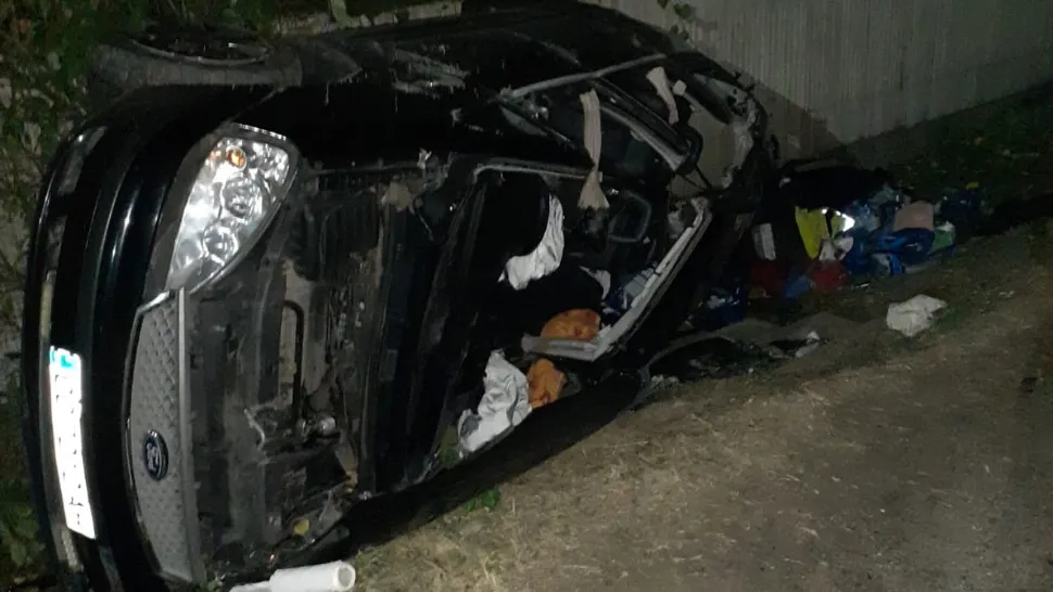 Accident cumplit, în Giurgiu: 2 morți și 3 răniți, după ce o mașină s-a izbit de un TIR