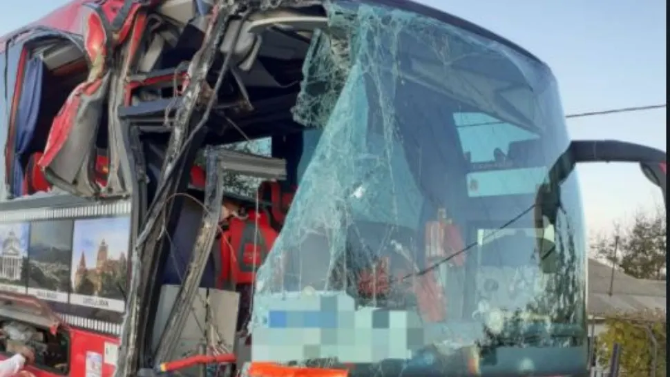 FOTO | Autocar cu 26 de persoane, implicat într-un accident, în Neamț - O victimă