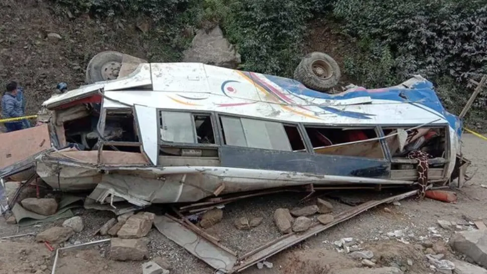 Zeci de morți și răniți după ce un autobuz a căzut în gol 300 de metri. Tragedie în Nepal