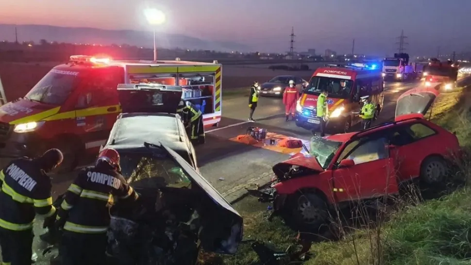 Accident grav, pe DN1, în județul Alba: 2 răniți grav, după un impact frontal violent. Un mort - victima, proiectată prin geam - FOTO