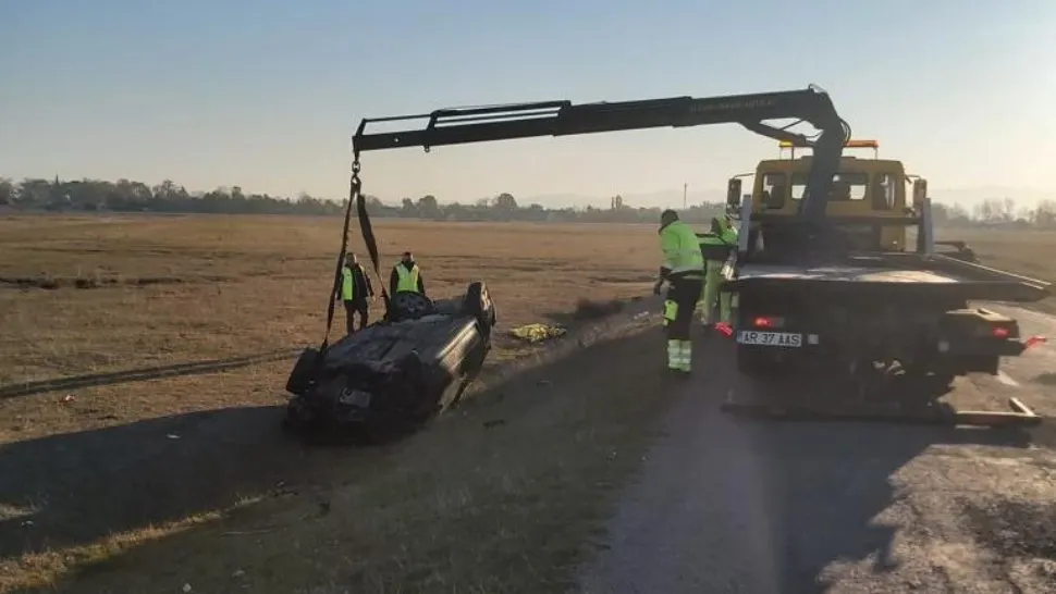 Accident grav în Arad: un copil a murit și 3 au fost răniți. Șoferul mașinii în care se aflau victimele a fugit