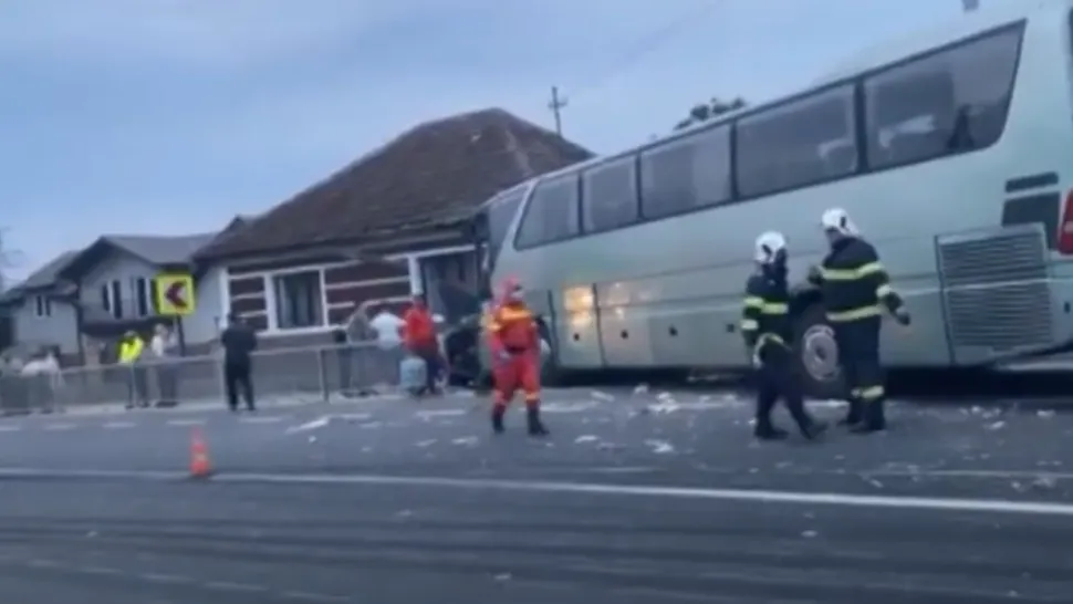 VIDEO Accident grav, în Bihor: 12 victime. Un autocar a lovit un camion, o mașină și s-a oprit într-o casă