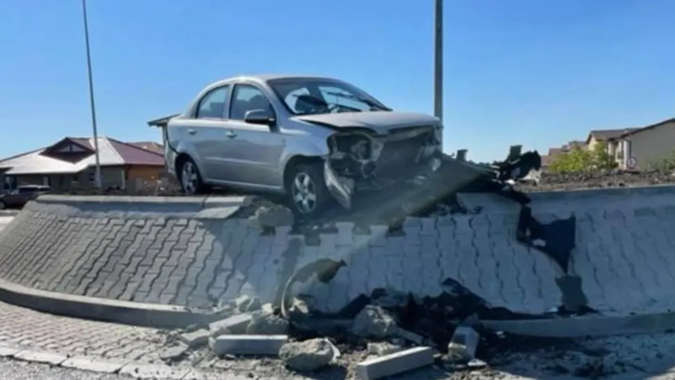 Accident GRAV în Timiș: 2 VICTIME după ce o mașină A ZBURAT prin sensul giratoriu - FOTO