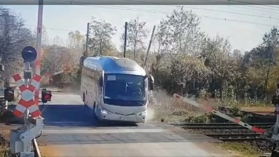 Un șofer inconștient a RUPT bariera de la o trecere de cale ferată. Poliția a luat MĂSURI  - Imagini VIDEO