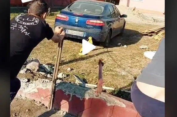 VIDEO – Treabă românească – Dorel s-a apucat să scoată fundația din pământ cu ajutorul unei rable – În ce hal poate face mașina