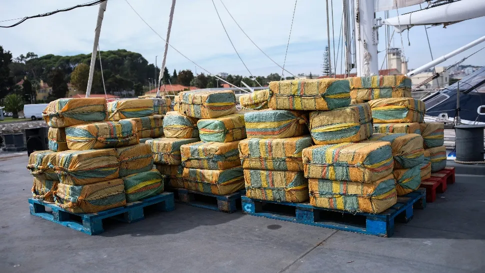 Captură uriașă de stupefiante, în largul mării. 5,2 tone de cocaină, descoperite pe o barcă cu pânze