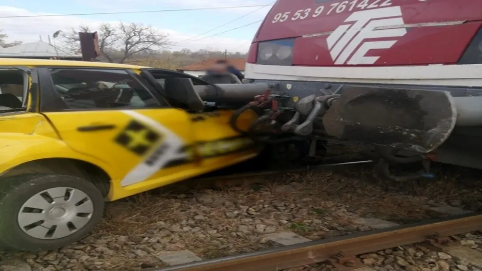 FOTO Mașină lovită de tren într-o localitate din județul Brăila. Trafic BLOCAT