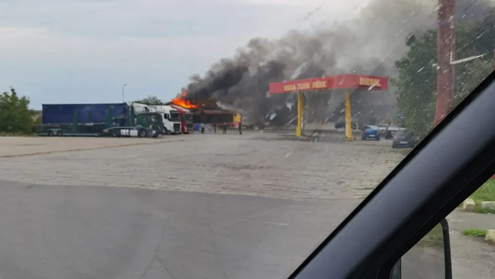 INCENDIU VIOLENT într-un restaurant de lângă Arad. Clienţii erau pe terasă, angajaţii s-au autoevacuat VIDEO