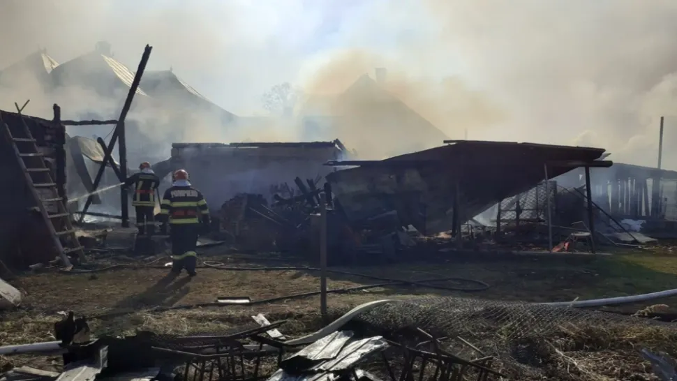 Incendiu VIOLENT în Suceava. O casă și o mașină, făcute scrum 