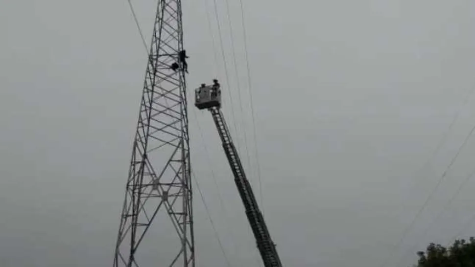 FOTO + VIDEO | Incident șocant, în Cluj. Un bărbat s-a urcat pe un stâlp de înaltă tensiune şi a amenințat că se aruncă 