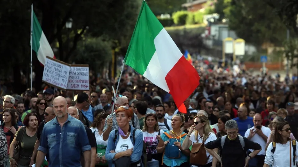 Italia relaxează restricțiile. În ce condiții se poate intra în magazine fără certificat verde