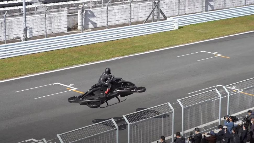VIDEO | Japonezii au rezolvat problema aglomerației din trafic. Au inventat motocicleta zburătoare
