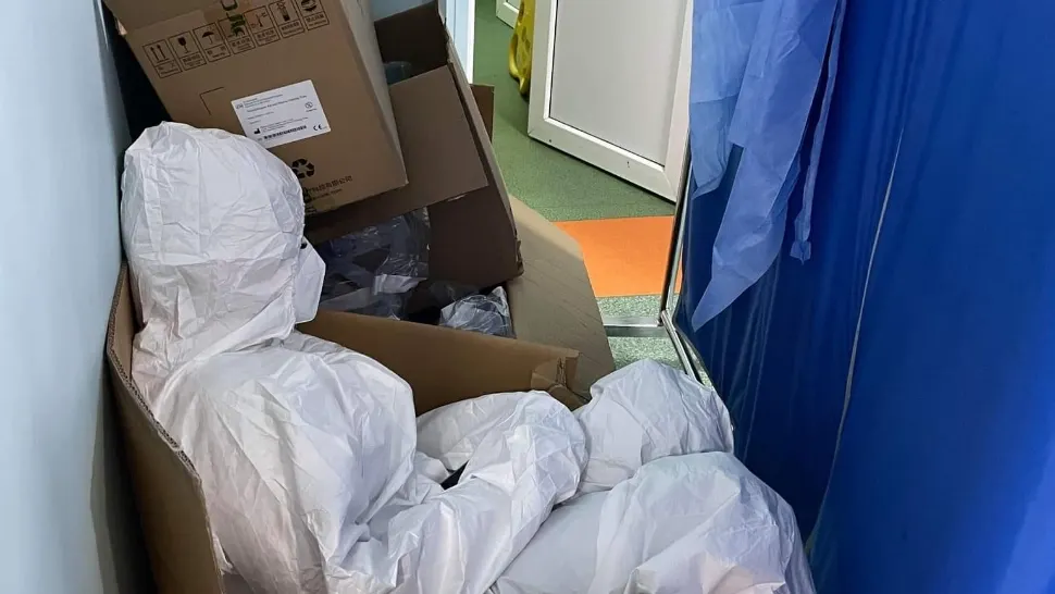 Imagine sfâșietoare - O asistentă se odihnește într-o cutie din spital pentru că este epuizată și nu mai sunt libere scaune sau paturi în unitatea medicală