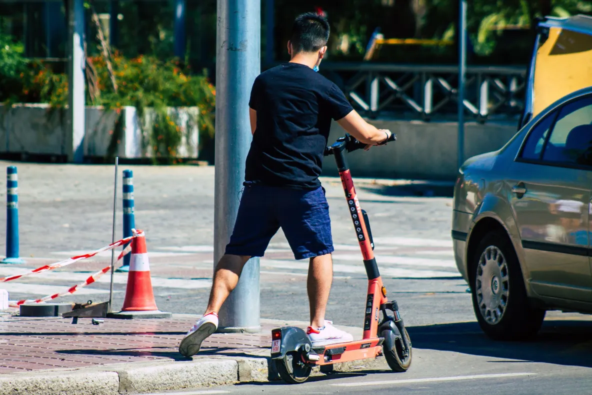 Primul oraș din România care vrea să interzică circulația trotinetelor. Propunerea, valabilă pe anumite artere și în anumite perioade de timp