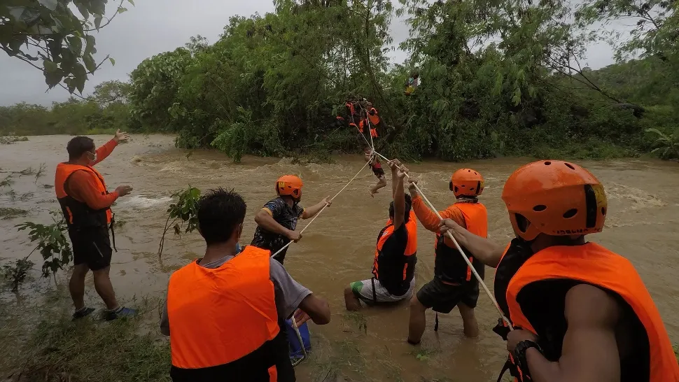 FOTO | Bilanț tragic: Cel puţin 13 morţi şi 9 dispăruţi în urma furtunii tropicale care a lovit Filipine