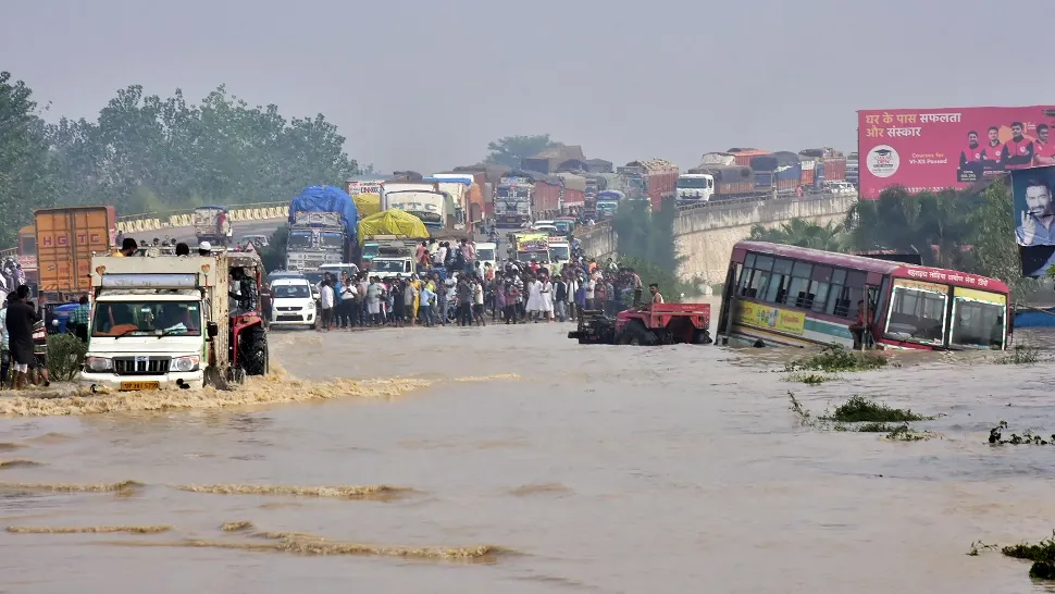 FOTO | Bilanț tragic: Cel puţin 77 de morţi în urma inundaţiilor din Nepal