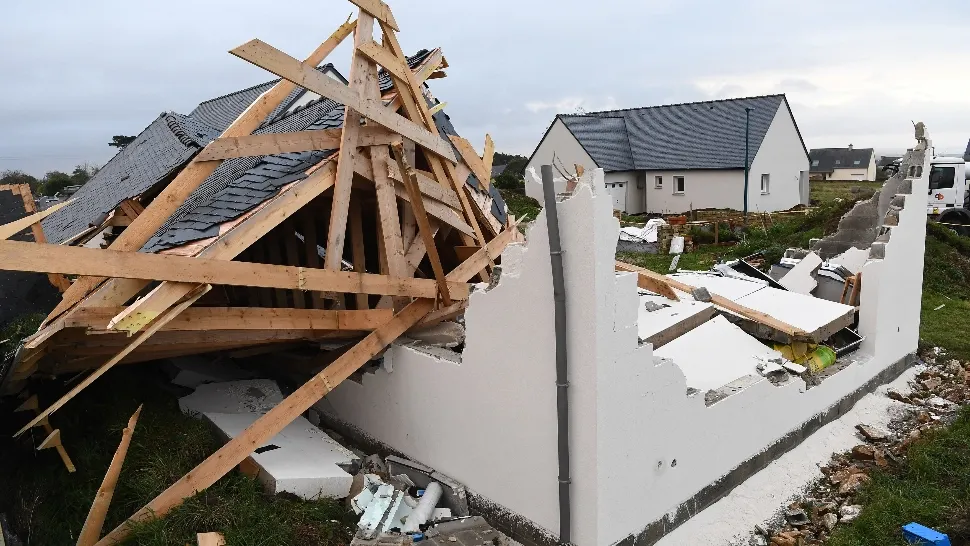 FOTO + VIDEO | Europa, devastată de furtuni violente. Circulația feroviară, oprită în Franța și Germania