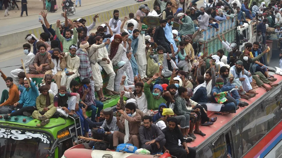 FOTO | Măcel în Pakistan, în timpul unui protest anti-blasfemie. 4 polițiști au murit, iar alți 263, răniți 