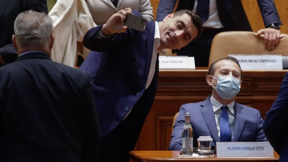 CULISELE STATULUI PARALEL. George Simion a făcut spectacol la moțiunea de cenzură