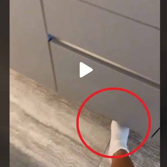 VIDEO – Ce are această tânără sub dulapul din bucătărie – Toți prietenii ei au fost impresionați