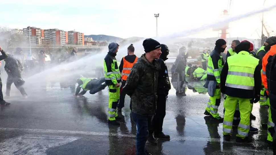 VIDEO | Violențe în Italia din cauza certificatul sanitar devenit obligatoriu la muncă