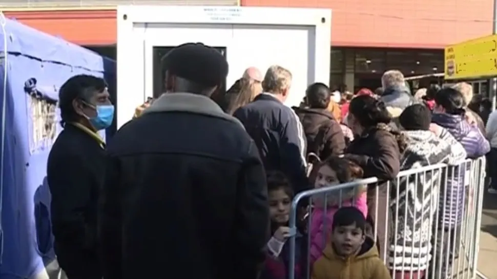 VIDEO | Restricțiile trimit românii la vaccinare. Coadă la imunizare în Piața Obor