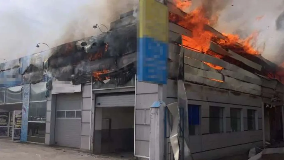 Incendiu cu degajare mare de fum, la un service auto din Curtea de Argeș