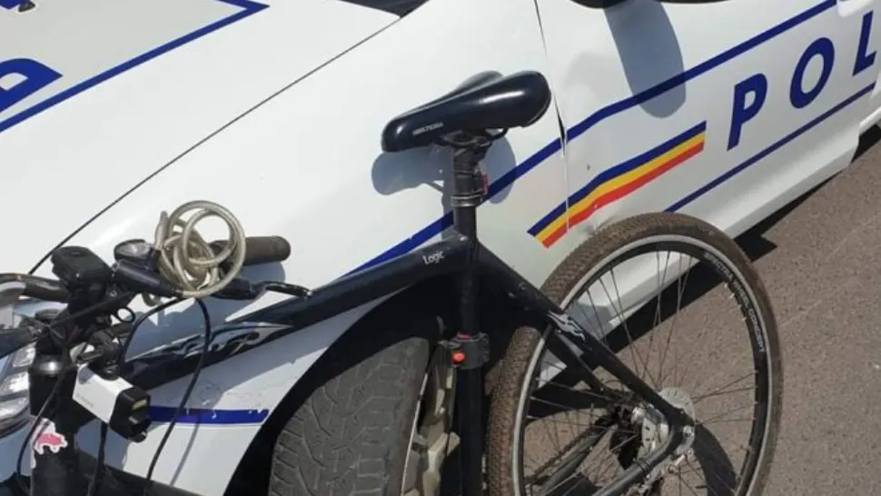 Doi biciclişti au fost loviţi de o mașină pe DN 11, la ieșire din municipiul Bacău - Victimele primesc îngrijiri la fața locului