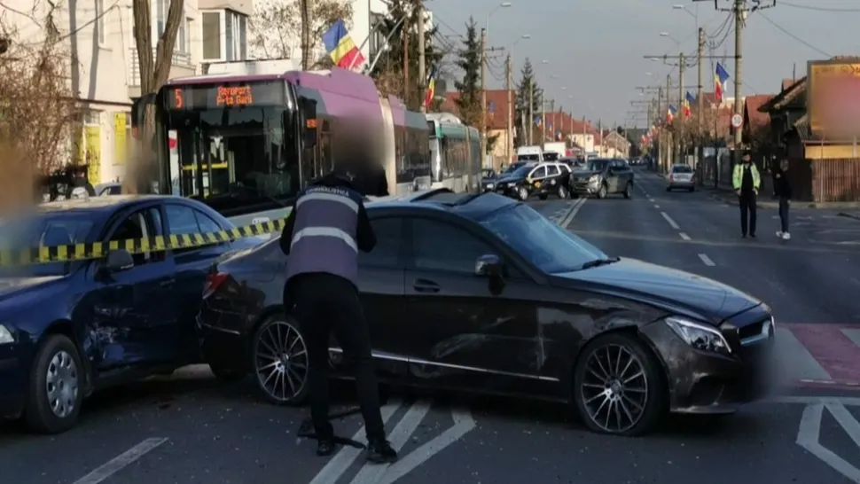 FOTO Accident în lanţ în Cluj: O persoană a ajuns la spital și mai multe mașini au fost DISTRUSE. Cine e șoferul VINOVAT